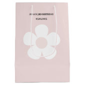 Roze Daisy Verjaardag – Elegant Bloemenfeest Medium Cadeauzakje (Achterkant)