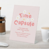 Roze Daisy Verjaardag Party Time Capsule Reclamebord Met Voetstuk (Insitu)
