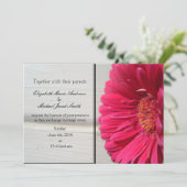 Roze Daisy Wedding Uitnodiging (Staand voorkant)