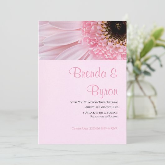 Roze Daisy Wedding Uitnodiging (Staand voorkant)