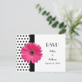 Roze Daisy Zwart Wit Polka Dot Bruiloft RSVP Uitnodiging Briefkaart (Staand voorkant)