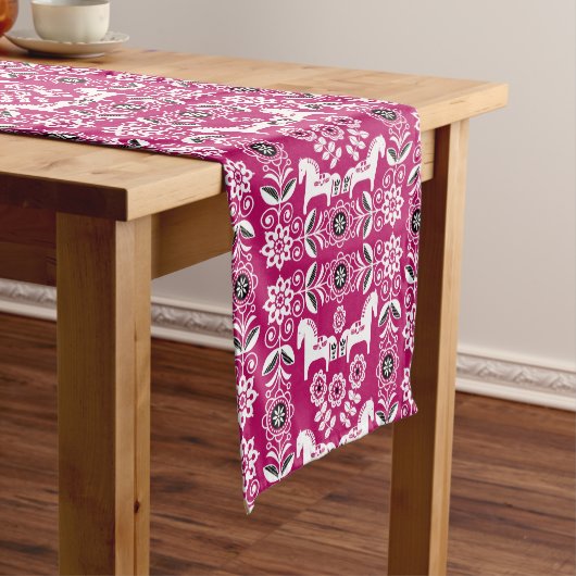 Roze Dala Zweeds Paard Print Korte Tafelloper (Voorbeeld)