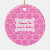 Roze Damask Baby Girl Name Persoonlijke geboorte Keramisch Ornament (Achterkant)