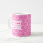 Roze Damask Baby Girl Name Persoonlijke geboorte Koffiemok (Voorkant links)