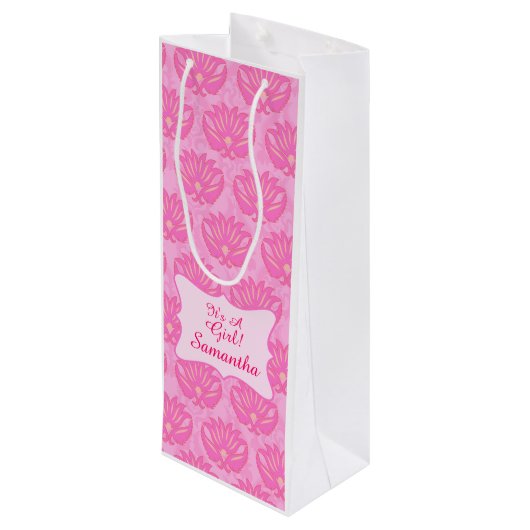 Roze Damask Baby is een meisjesnaam op persoonlijk Wijn Cadeautas (Achterkant Gekanteld)