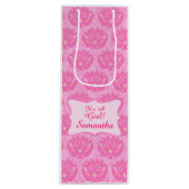 Roze Damask Baby is een meisjesnaam op persoonlijk Wijn Cadeautas (Voorkant)