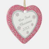 Roze Damask Faux Diamond Eerste Kerstmis Keramisch Ornament (Rechts)