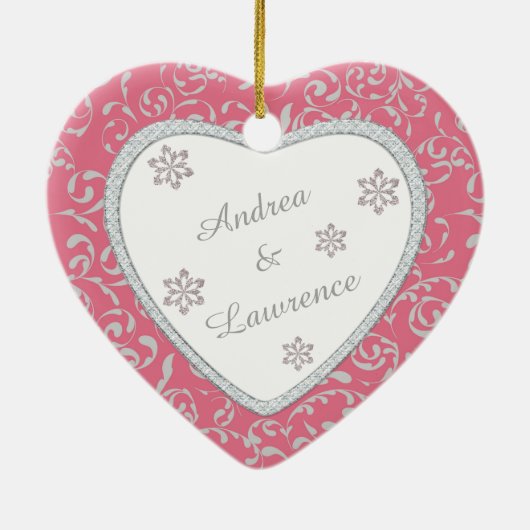 Roze Damask Faux Diamond Eerste Kerstmis Keramisch Ornament (Achterkant)