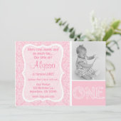 Roze Damask Girls eerste uitnodiging op zaterdag (Staand voorkant)