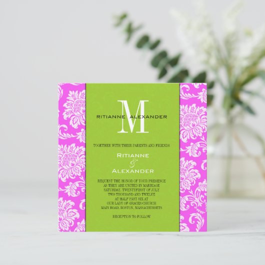 Roze Damast Groene Monogram Bruiloft Uitnodiging (Staand voorkant)
