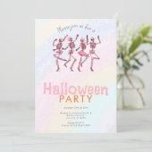 Roze Dansende Skeletten Rainbow Halloween Party Kaart (Staand voorkant)