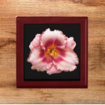Roze Daylily Bloom op Black Floral Cadeaudoosje<br><div class="desc">Winkel trinkets,  sieraden en andere kleine keepenkoeken in deze houten cadeaudoos met keramische tegel die op een zwarte achtergrond het foto-afbeelding van een roze Daylily-bloem bevat. Een mooi,  bloemetjesontwerp! Selecteer de grootte en kleur van het cadeauvakje.</div>
