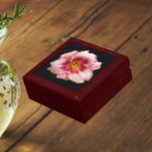Roze Daylily Bloom op Black Floral Cadeaudoosje<br><div class="desc">Winkel trinkets,  sieraden en andere kleine keepenkoeken in deze houten cadeaudoos met keramische tegel die op een zwarte achtergrond het foto-afbeelding van een roze Daylily-bloem bevat. Een mooi,  bloemetjesontwerp! Selecteer de grootte en kleur van het cadeauvakje.</div>