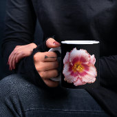 Roze Daylily Bloom op Black Floral Mok