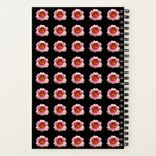 Roze Daylily Bloom op Black Floral Pattern Notitieboek (Achterkant)