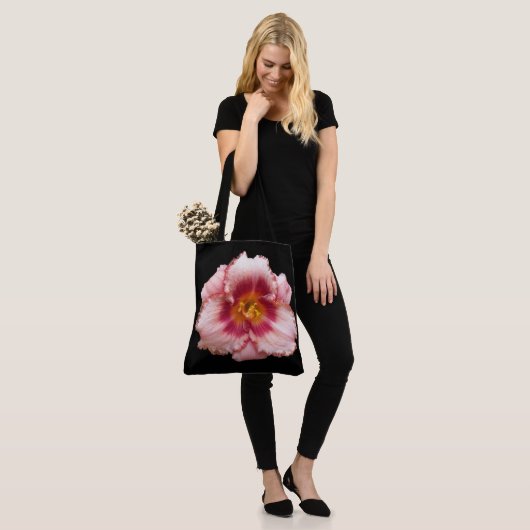 Roze Daylily Bloom op Black Floral Tote Bag (Op model)
