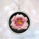 Roze Daylily Bloom op Black Floral Zilver Vergulden Ketting<br><div class="desc">Maak een verklaring van de mode met dit ketting bediende met ketting die het foto-afbeelding van een roze Daylily bloom op een zwarte achtergrond kenmerkt. Een mooi,  bloemetjesontwerp! Selecteer uw begeleidende vorm,  grootte,  en metaal afwerking.</div>