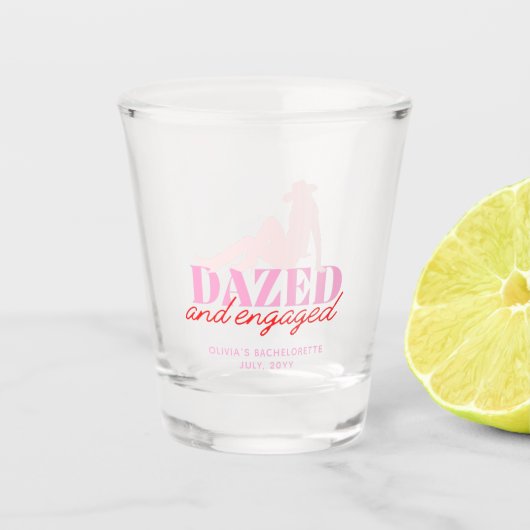 Roze Dazed & Engaged Bachelorette-feest Shotglas Shot Glas (Voorkant)