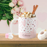 Roze | De naam van het Patroon van het Geest van d Koffiemok<br><div class="desc">Geweldig voor het vieren van Valentijnsdag of elke dag die je gewoon de liefde voor je favoriete persoon wilt shows,  dit roze en waanzinnig op het ontwerp van het witte hartenpatroon is zeker om iedereen die het ontvangt een glimlach te geven.</div>