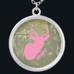 Roze deer Head en Camouflage Ketting<br><div class="desc">Een ketting met een afbeelding van een roze hertenkop boven een achtergrond van camouflage.  Personaliseer met jouw naam.</div>