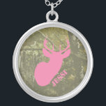 Roze deer Head en Camouflage Ketting<br><div class="desc">Een ketting met een afbeelding van een roze hertenkop boven een achtergrond van camouflage.  Personaliseer met jouw naam.</div>