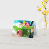 Roze desktoptulpen op een lege notitiekaart (Gele Bloem)