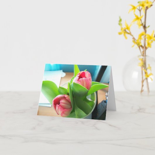 Roze desktoptulpen op een lege notitiekaart (Gele Bloem)