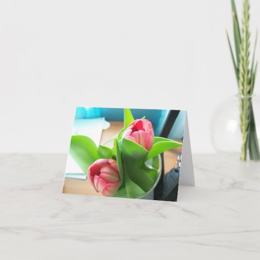 Roze desktoptulpen op een lege notitiekaart (Voorkant)