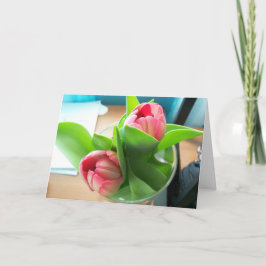 Roze desktoptulpen op een sympathiekaart kaart