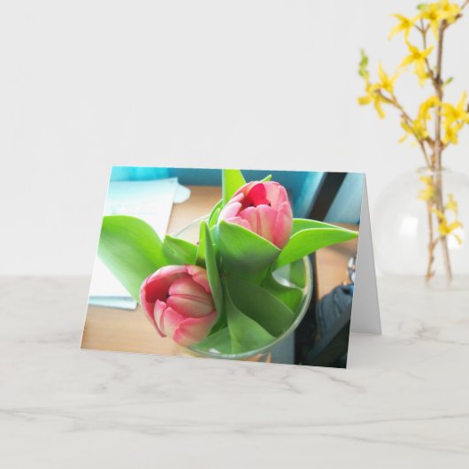 Roze desktoptulpen op een sympathiekaart kaart (Gele Bloem)