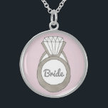 Roze Diamond Ring BRIDE Wedding Gift Ketting<br><div class="desc">Ketting bevat een originele markeringsillustratie van een diamantring op een bleke roze achtergrond,  met BRIDE in een leuk grijs lettertype. Geweldig voor bruiloften,  vrijgezellenfeesten en verlovingen!</div>