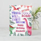 Roze Dinosaur Young Wild en Drie derde verjaardag (Staand voorkant)