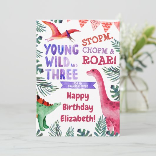 Roze Dinosaur Young Wild en Drie derde verjaardag (Staand voorkant)