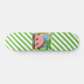 Roze dinosaurus, dino; groene en witte strepen persoonlijk skateboard (Horizontaal)