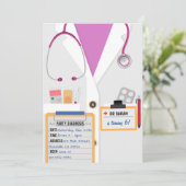 Roze Doctor Scrubs Birthday Party Invitation Kaart (Staand voorkant)