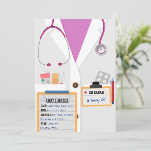 Roze Doctor Scrubs Birthday Party Invitation Kaart (Staand voorkant)