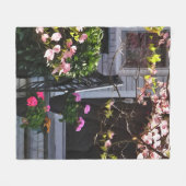 Roze Dogwood en Pots of Geraniums Fleece Deken (Voorkant (Horizontaal))