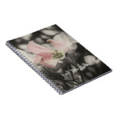 Roze Dogwood-ventilator in zwart-wit notebook Notitieboek (Rechterzijde)