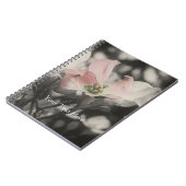 Roze Dogwood-ventilator in zwart-wit notebook Notitieboek (Linkerzijde)