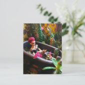 Roze doll in een Rusty Bathtub in de woestijn Briefkaart (Staand voorkant)
