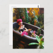 Roze doll in een Rusty Bathtub in de woestijn Briefkaart (Voorkant / Achterkant)