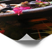 Roze doll in een Rusty Bathtub in de woestijn Poster (Hoek)