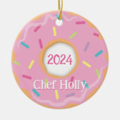 Roze donut chef-kok, kok of bakker kerst keramisch ornament (Voorkant)