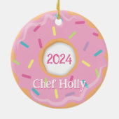 Roze donut chef-kok, kok of bakker kerst keramisch ornament (Achterkant)