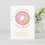Roze donut met kat verjaardagsuitnodiging kaart (Staand voorkant)