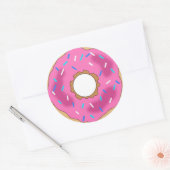 Roze Donut met sproeiers Ronde Sticker (Envelop)