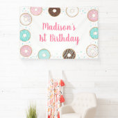 Roze Donut Sprinkles Birthday Spandoek (Insitu)