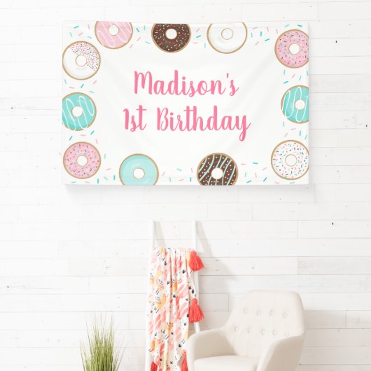 Roze Donut Sprinkles Birthday Spandoek (Insitu)