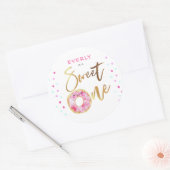 Roze Donut Sweet One Meisjes Verjaardagsfeest Ronde Sticker (Envelop)