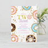 Roze Donut Two Sweet 2e verjaardag Uitnodiging (Staand voorkant)